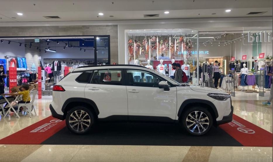 Tapete personalizado Toyota em estande de shopping