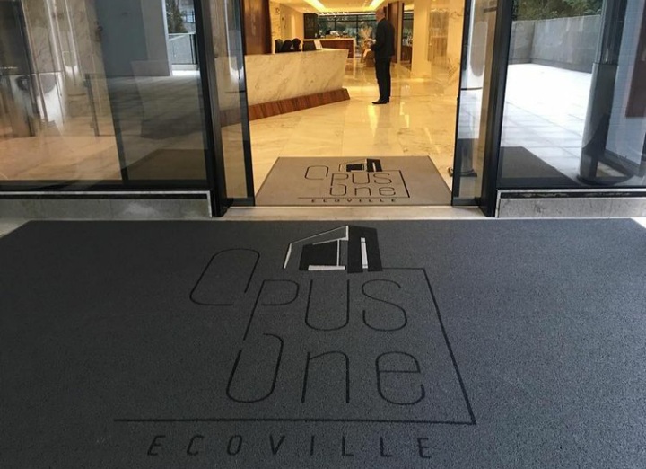 Tapete personalizado na entrada do Opus One Ecoville