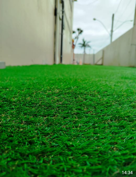 Detalhe de grama sintética instalada em quintal