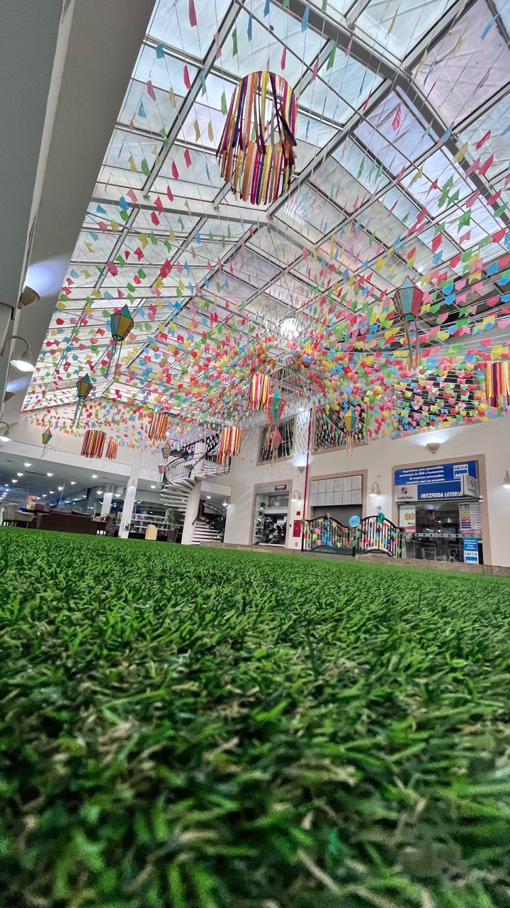 Grama sintética em shopping decorado para festa junina