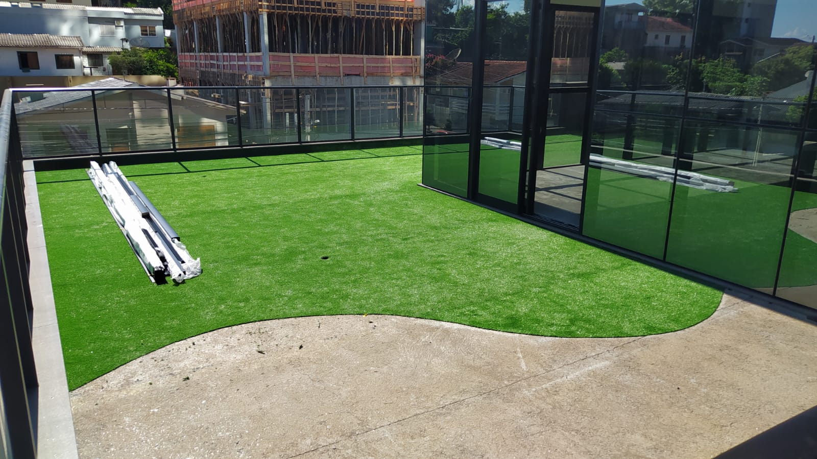 Grama sintética instalada em terraço de cobertura