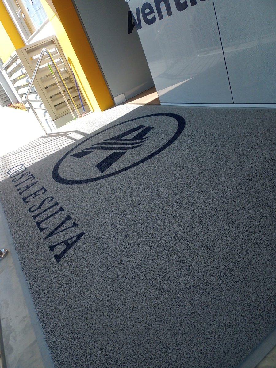 Tapete personalizado instalado na entrada Costa e Silva