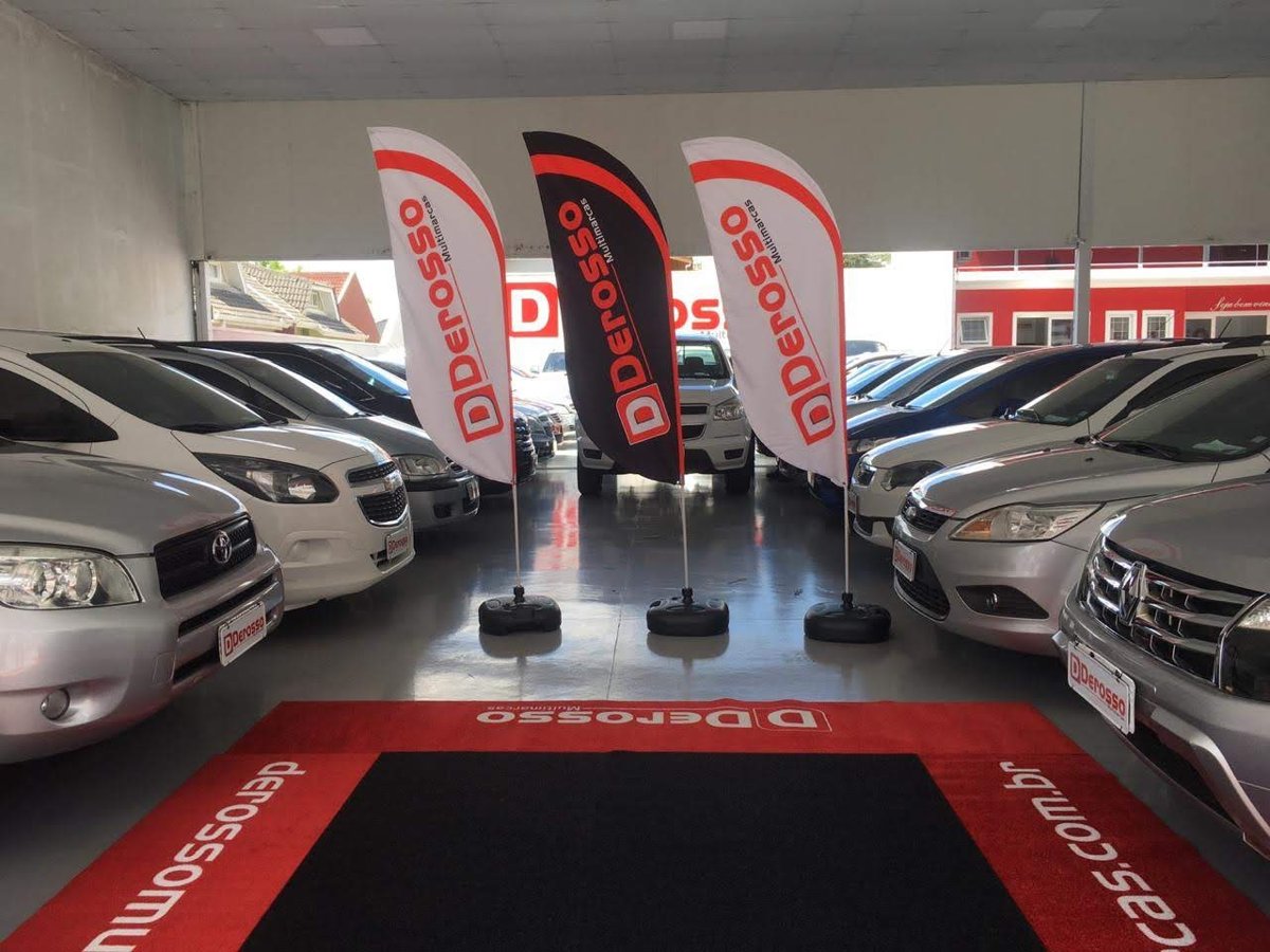 Tapete e windbanner personalizados na concessionária Derosso Multimarcas